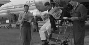 KLM'ers lezen het personeelsmagazine De Wolkenridder