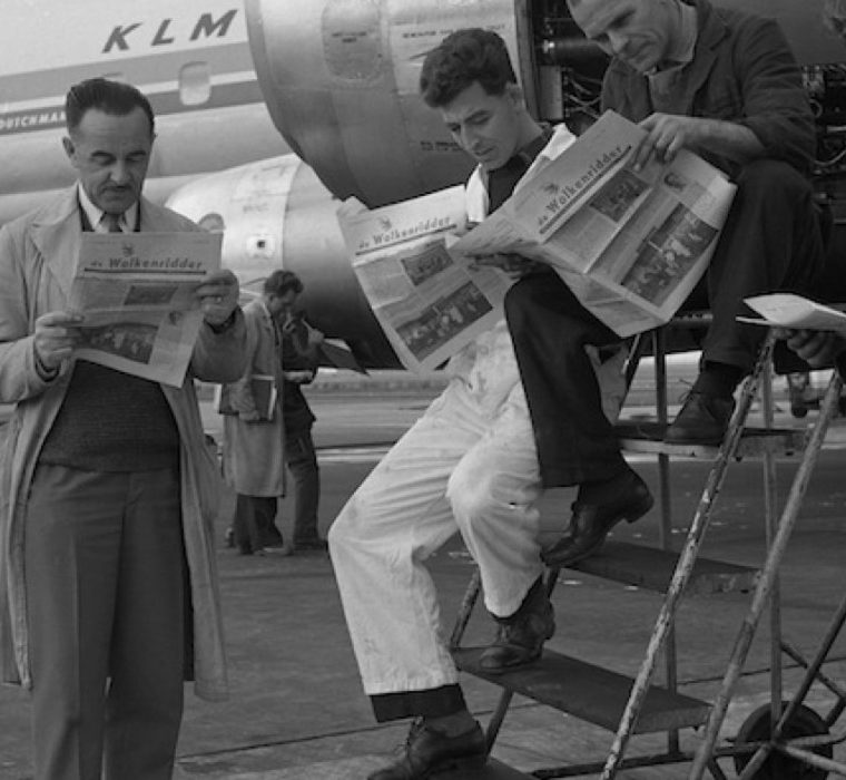KLM'ers lezen het personeelsmagazine De Wolkenridder