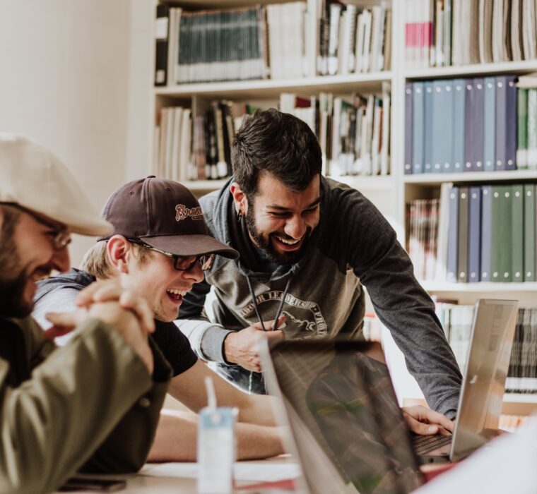 Studenten die naar een computer kijken