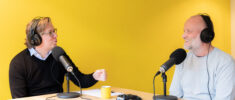 Bram en Peter die een podcast opnemen