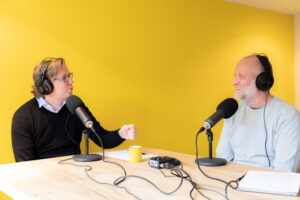 Bram en Peter die een podcast opnemen