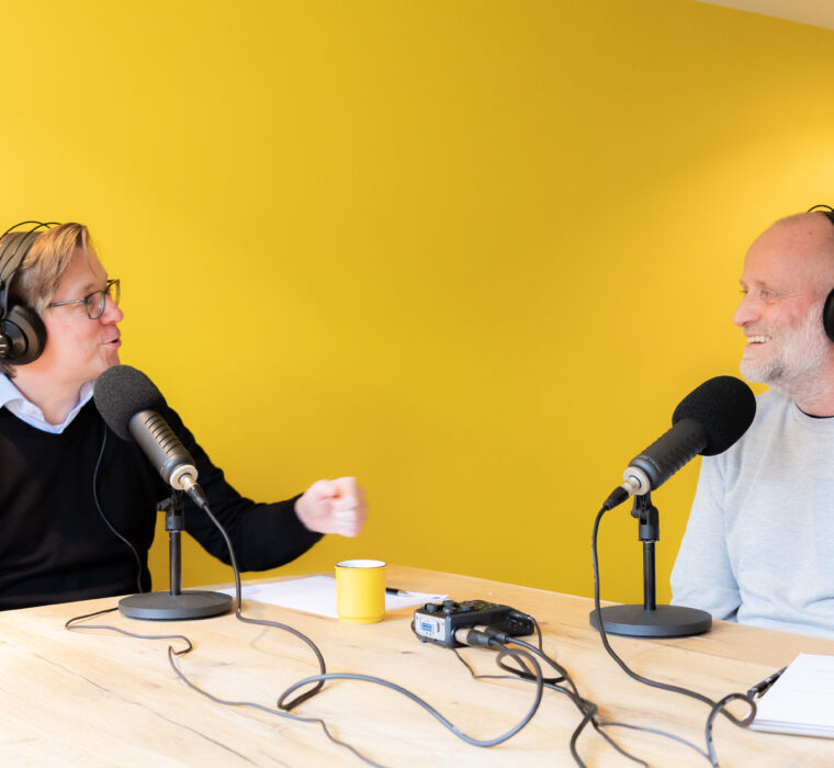 Bram en Peter die een podcast opnemen