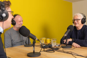 Anjo Jongenelis (PostNL), Bram Koster en Peter Haan nemen een podcast op