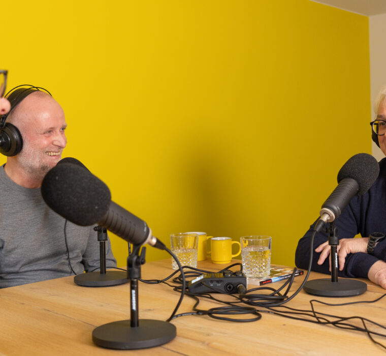Anjo Jongenelis (PostNL), Bram Koster en Peter Haan nemen een podcast op