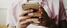 twee handen met daarin een telefoon