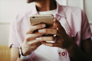 twee handen met daarin een telefoon