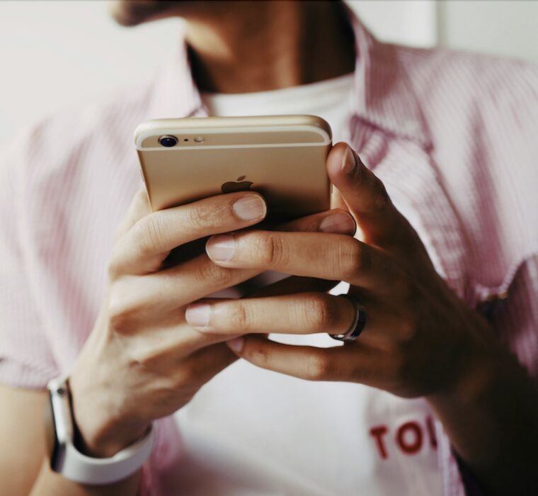 twee handen met daarin een telefoon