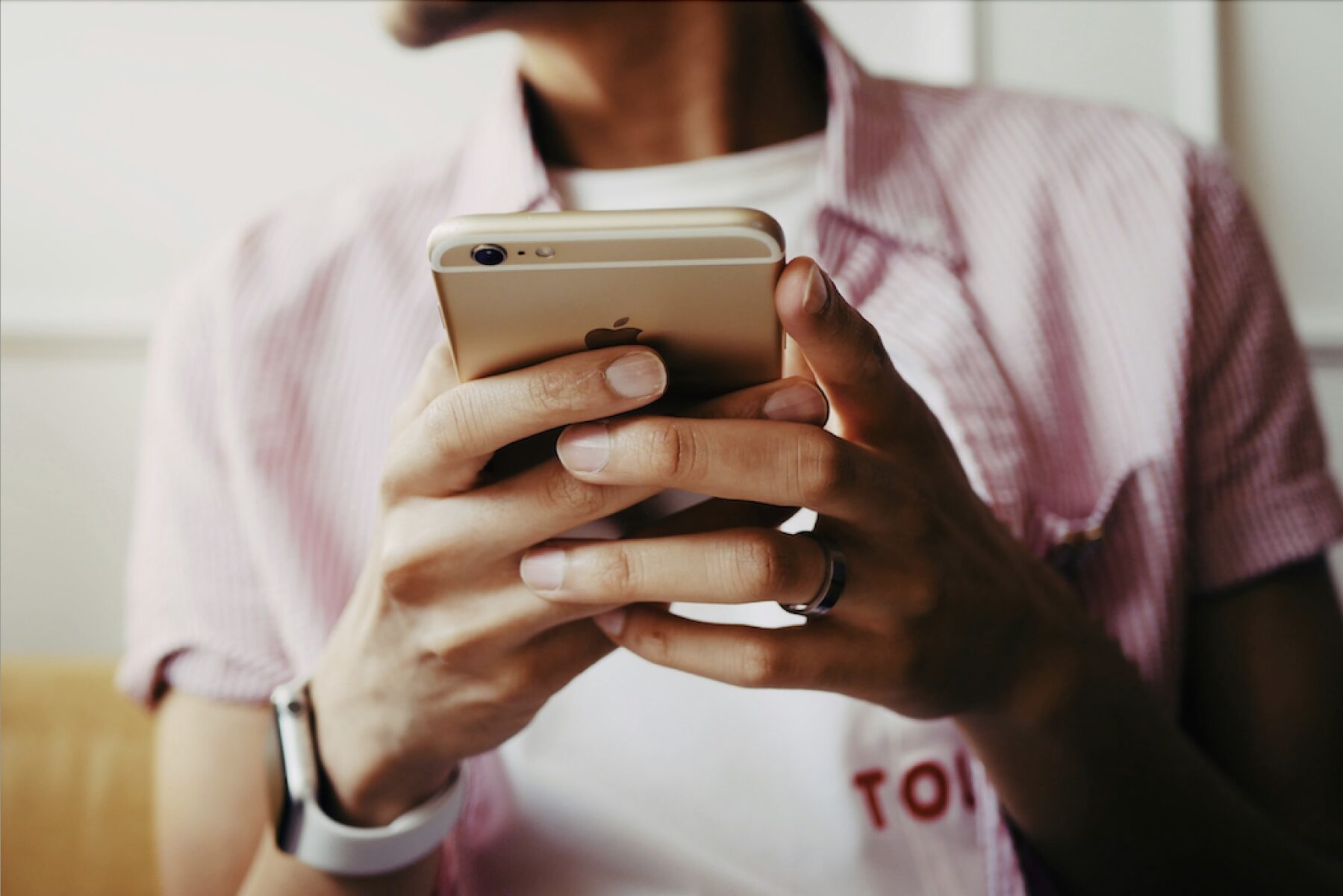twee handen met daarin een telefoon