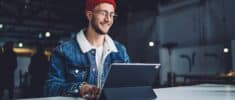 Jonge man achter laptop – Plek platform voor betrokkenheid in uiteenlopende sectoren.