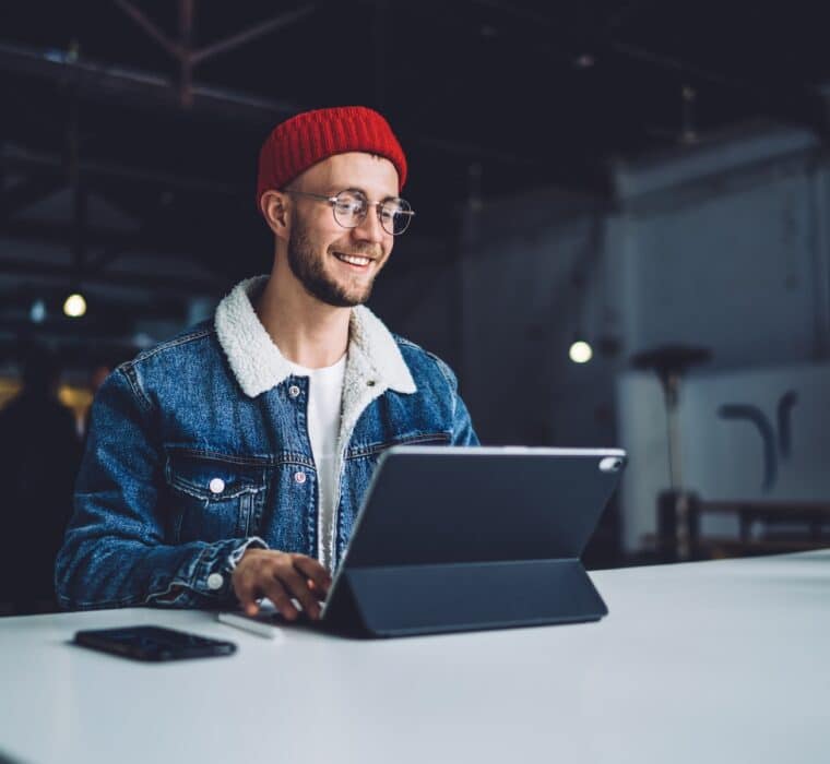 Jonge man achter laptop – Plek platform voor betrokkenheid in uiteenlopende sectoren.